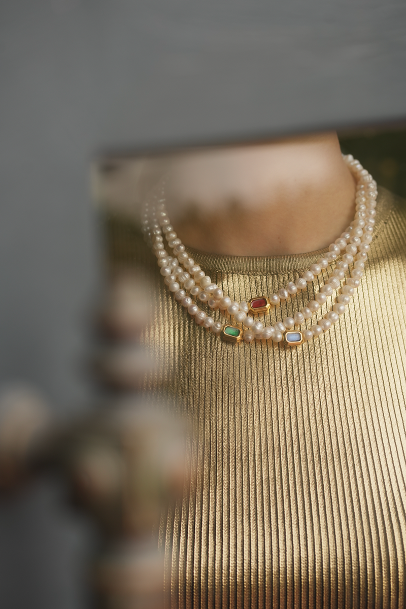 ROYAL PEARLS NAVY NECKLACE